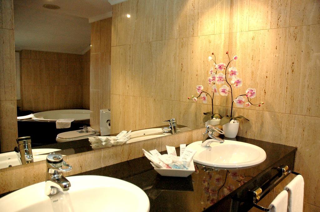 Hotel Arumi Santa Eugenia de Berga Zimmer foto