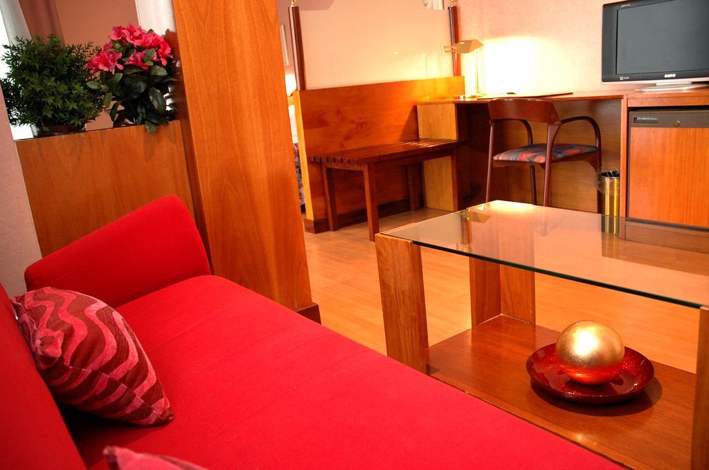Hotel Arumi Santa Eugenia de Berga Zimmer foto